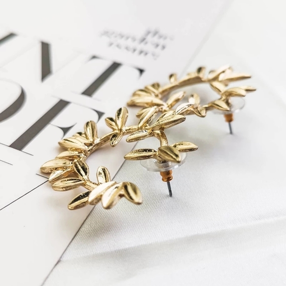 Golden Wreath Earrings - Picture 4 of 4